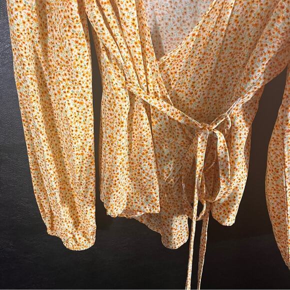 Old Navy Orange Floral‎ Wrap Top Size Medium - Picture 5 of 8